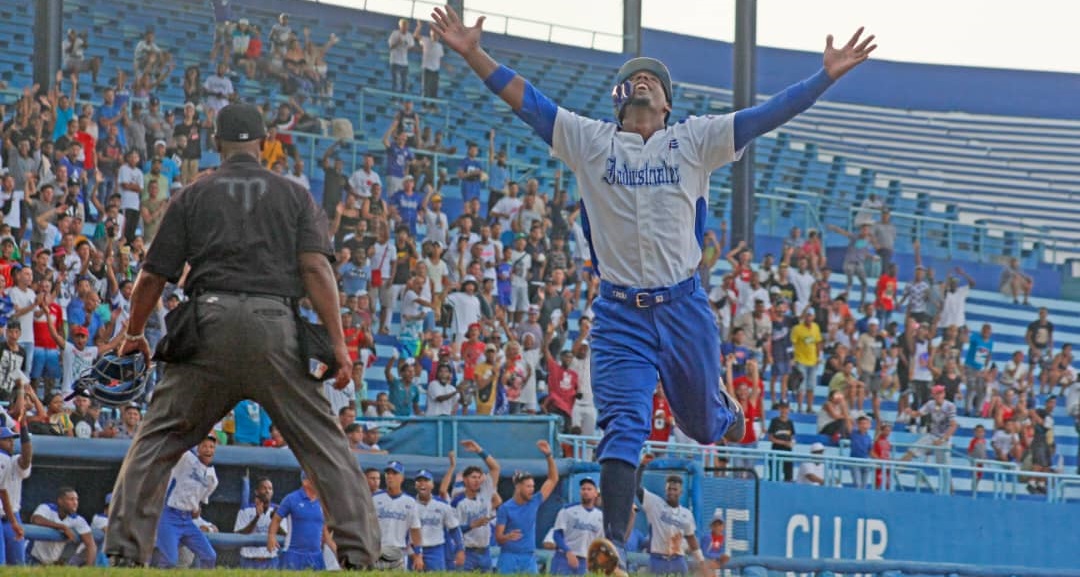 Yosvani Peñalver durante un juego de Industriales en el Estadio Latinoamericano.