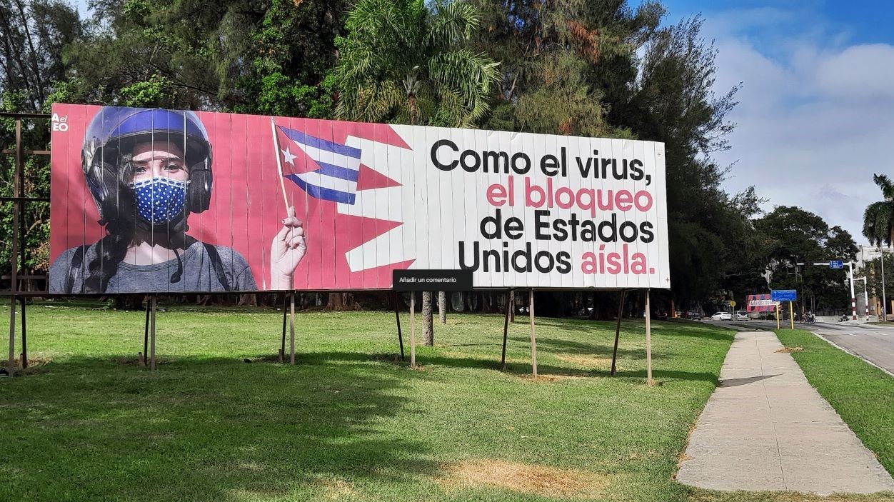 Valla de propaganda del régimen cubano relacionada con el embargo de EEUU.