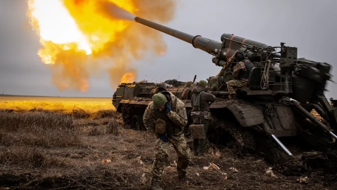 Soldados ucranianos disparan contra fortificaciones rusas en el interior de la ciudad de Kreminna, Ucrania.