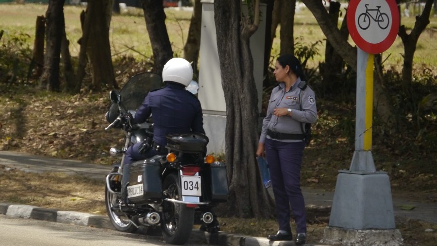 Dos agentes de la Policía en una calle de La Habana.