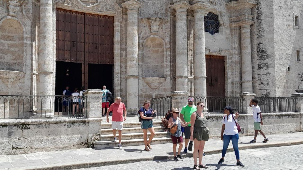 Turistas saliendo de la Catedral de la Habana Vieja.