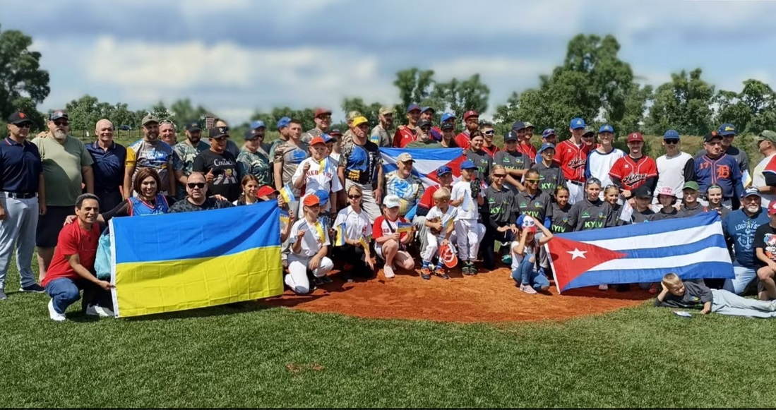 Cubanos y ucranianos durante un juego de béisbol en Kiev.