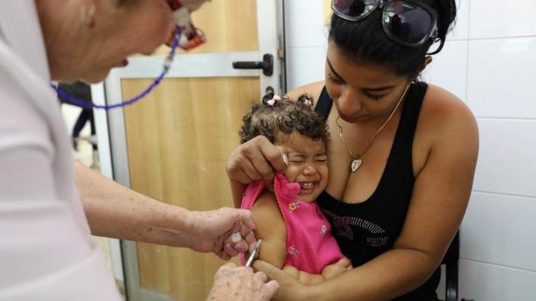 Vacunación infantil en un policlínico de La Habana.