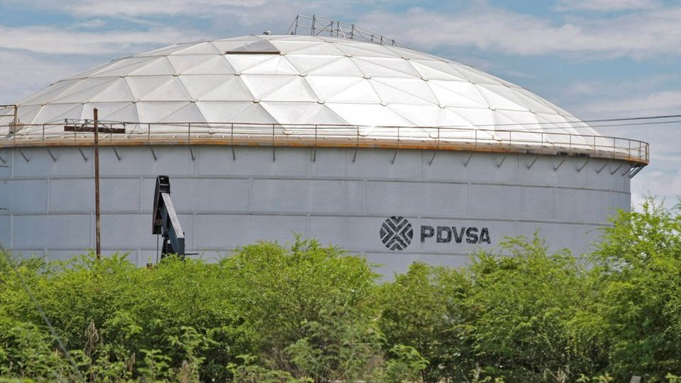 Depósito de combustible de PDVSA en una instalación de Lagunillas, Venezuela.