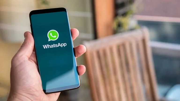 Teléfono con el ícono de Whatsapp.