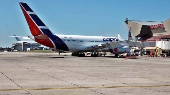 Avión de Cubana de Aviación en el aeropuerto de La Habana.
