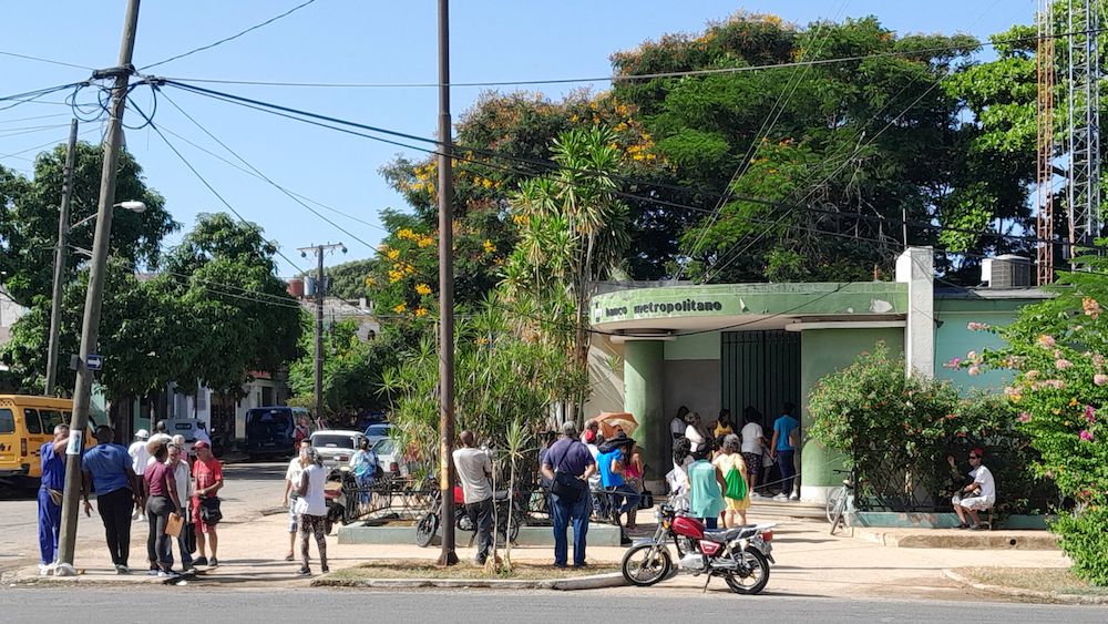 Line at a Banco Metropolitano branch in Havana.