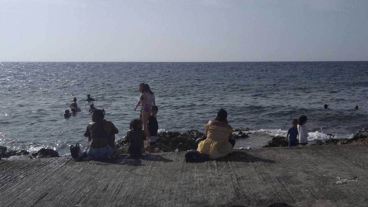 Cubanos buscando aliviar el calor del verano en las costas.