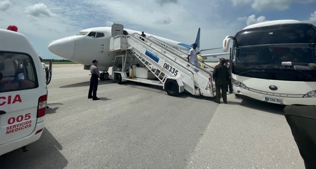 Cubanos deportados por EEUU durante su llegada al Aeropuerto Internacional José Martí.
