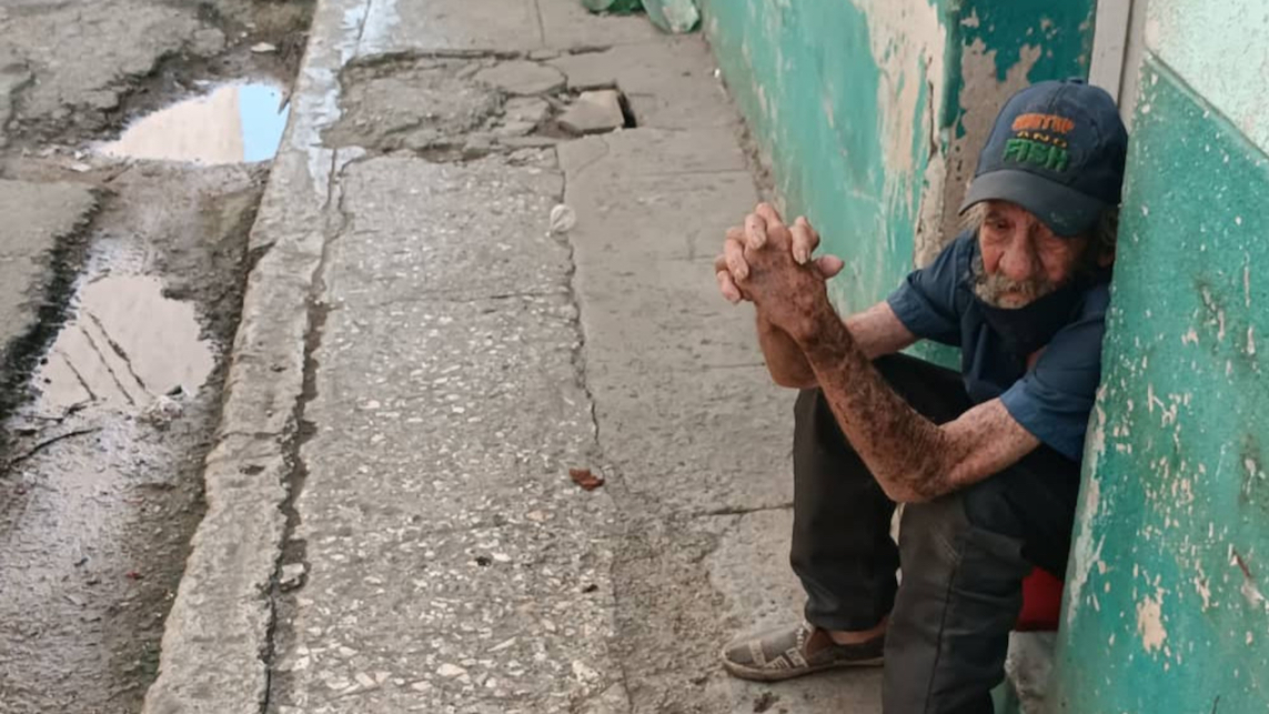 Un anciano en un quicio de La Habana.