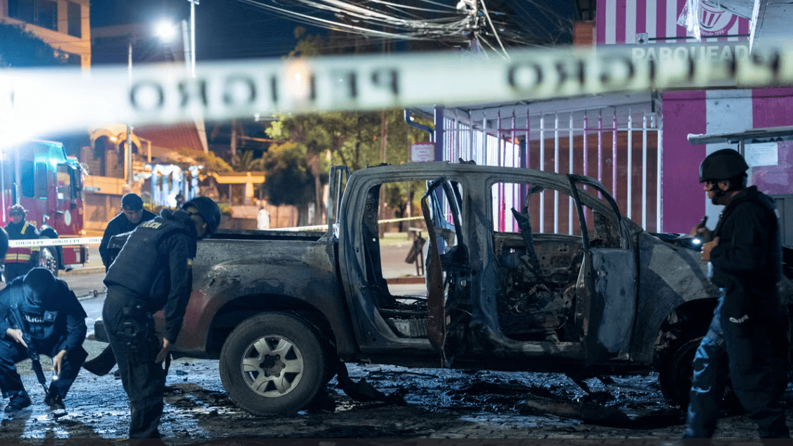 La Policía ecuatoriana examina uno de los coches bomba que estalló en Quito.