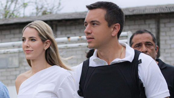 Daniel Noboa, candidato presidencial en Ecuador, junto a su esposa.