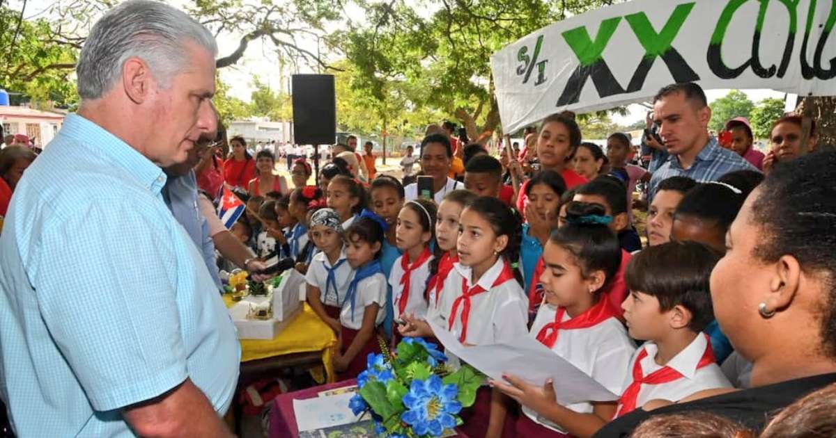 Miguel Díaz-Canel de visita en una escuela.