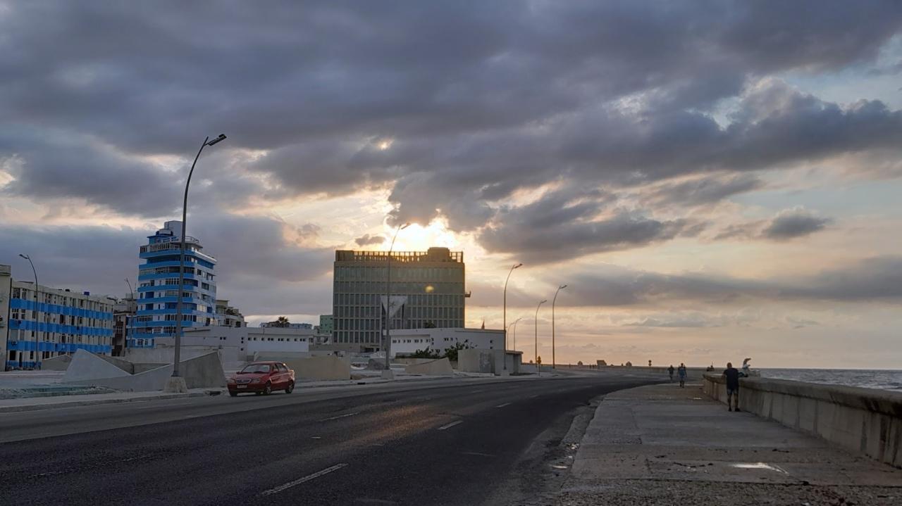 Vista del Malecón de La Habana y la embajada de EEUU.