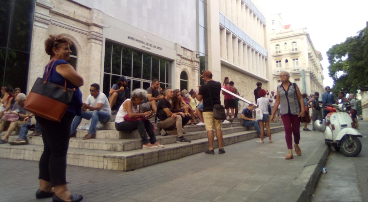 Cubanos a las puertas del Museo Nacional de Bellas Artes para comprar entradas del concierto de Pedro Luis Ferrer.