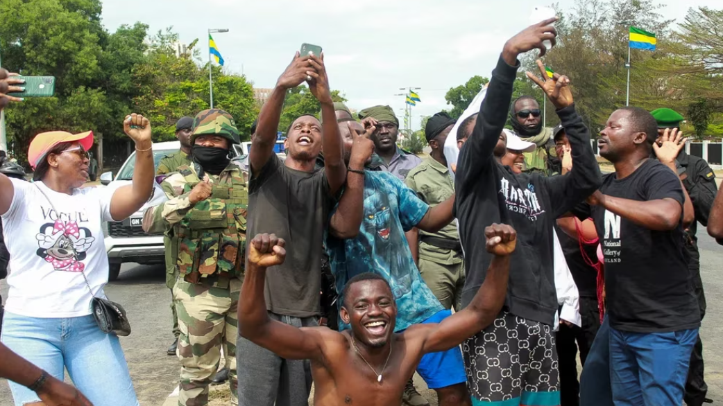 Civiles celebran con militares participantes en el golpe.