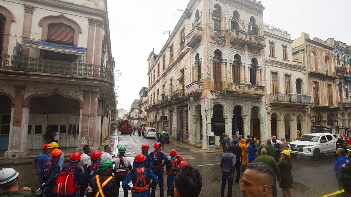 Rescatistas en un derrumbe en Centro Habana, el martes en la mañana.