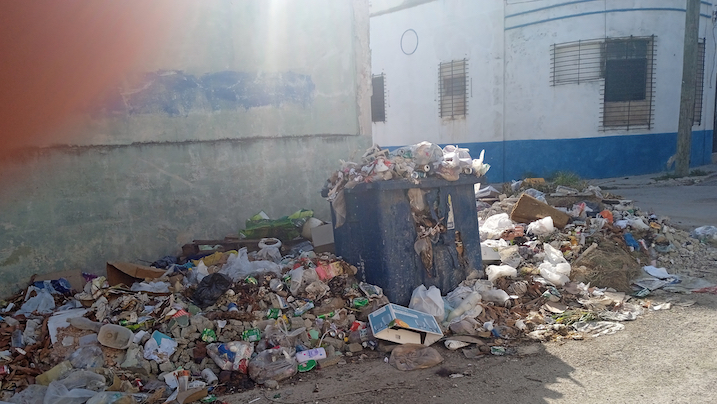 Acumulación de basura en una calle de Rancho Boyeros, La Habana.