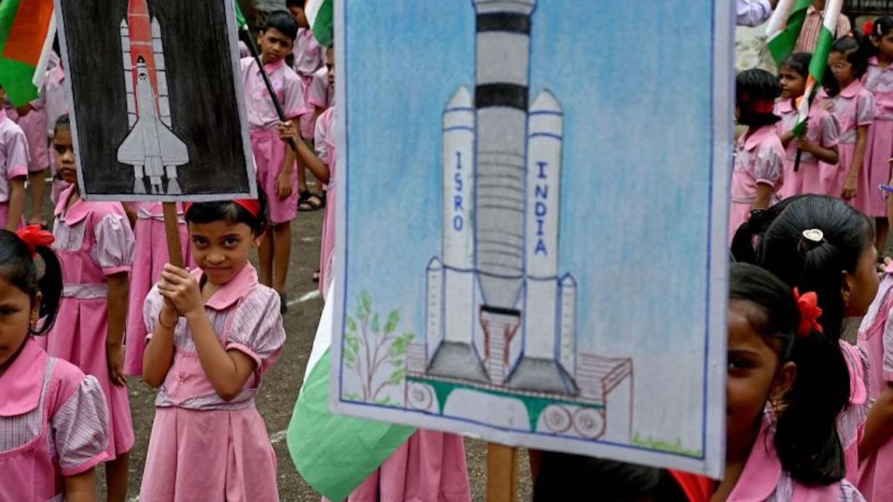 Escolares con carteles en apoyo de la nave espacial india en Bombay.