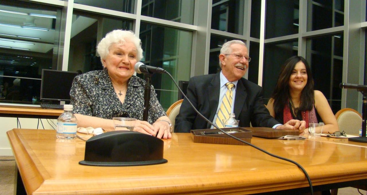 Magali Boix (izq) en 2010 durante el recibimiento de un premio del Instituto Cultural René Ariza.