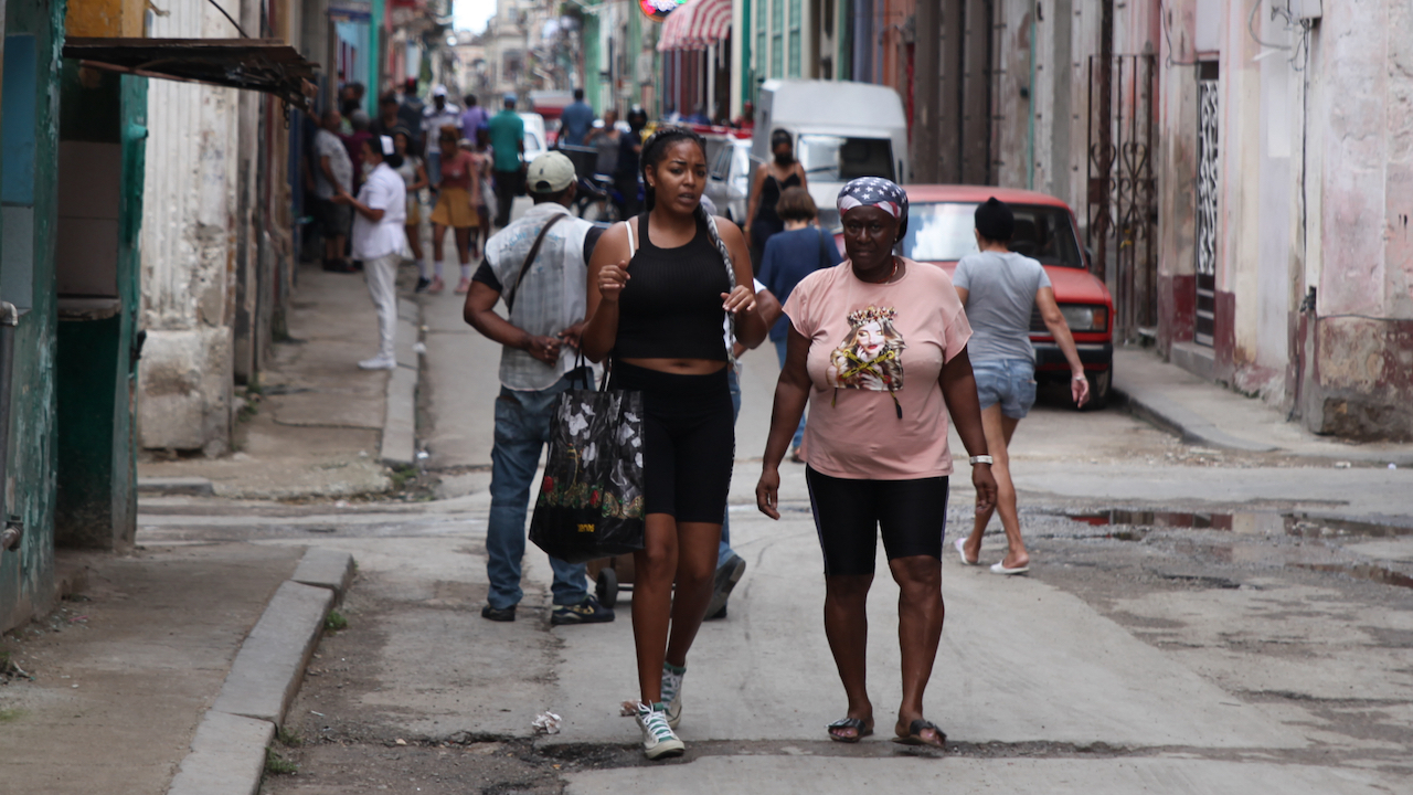 Mujeres en una calle de La Habana.