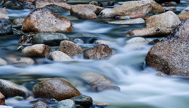 Piedras en un río.