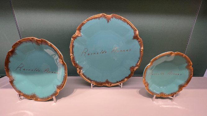 Los platos con el nombre del escritor cubano Reinaldo Arenas exhibidos en Tiffany & Co., Nueva York.