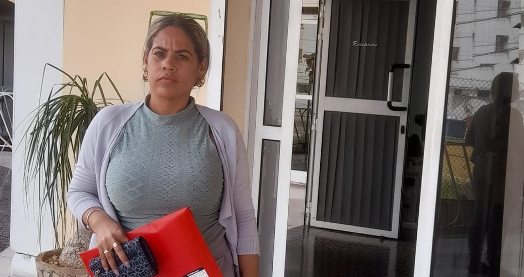 Saily Nuñez Pérez, esposa del preso político Maikel Puig Bergolla, entregó en el Ministerio de Justicia otra revisión de causa de su esposo.