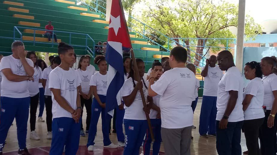 Abanderamiento en La Habana de deportistas universitarios cubanos que irán a la cita.