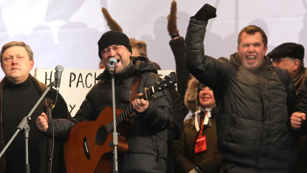 Yuri Shevchuk, al centro, durante un acto político.