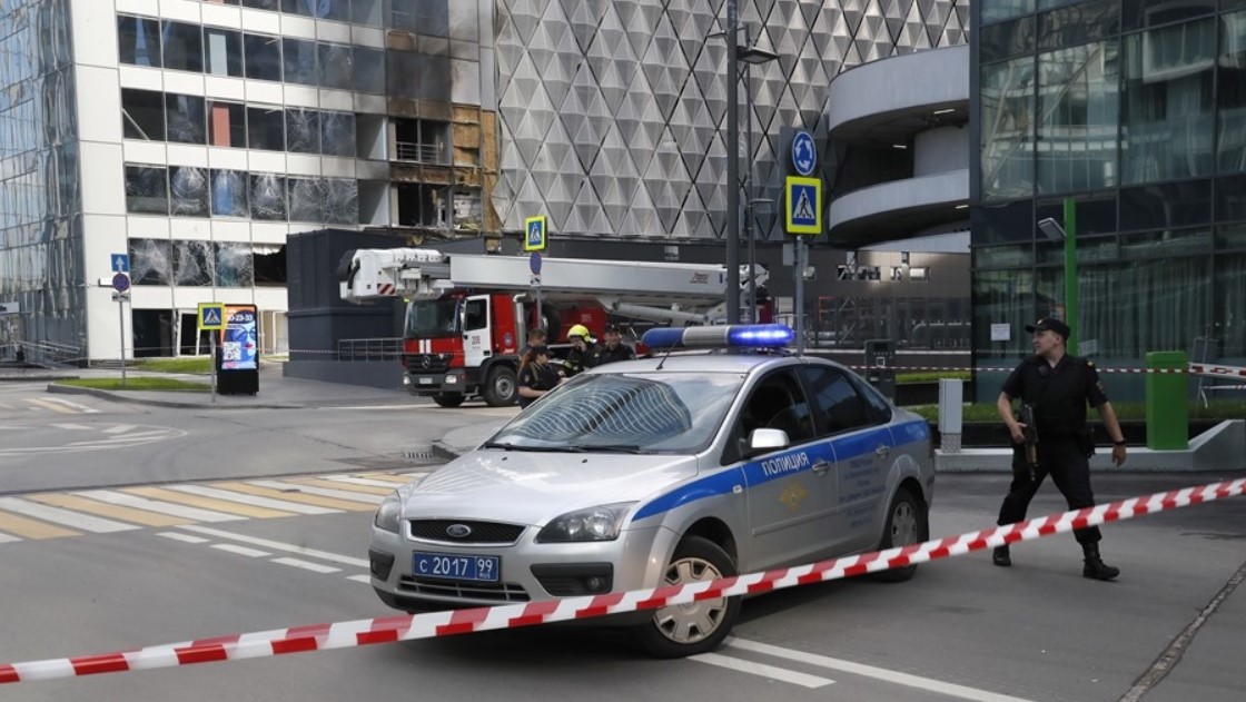 Un cordón policial separa un edificio del centro financiero de Moscú alcanzado por un dron el pasado 30 de julio. 