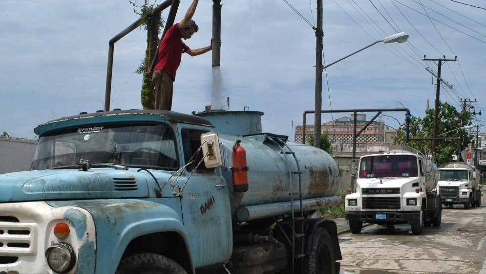 Pipas de suministro de agua a la población cubana.