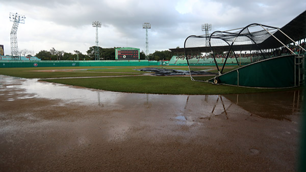 El estadio Julio Antonio Mella, de Las Tunas, tras las lluvias de este domingo.