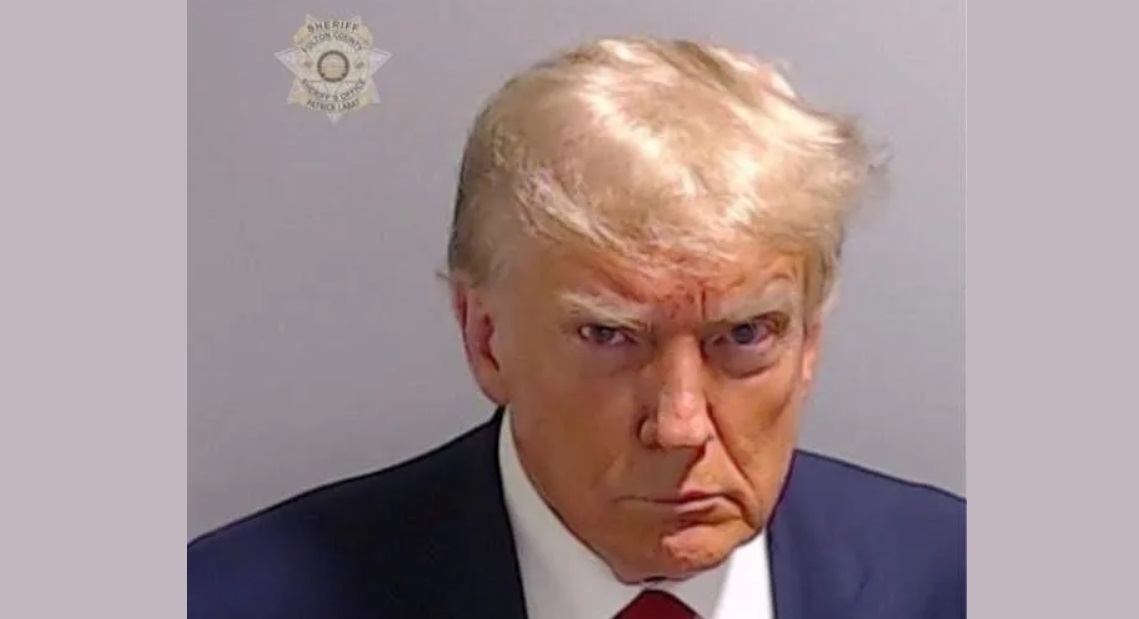 Donald Trump fichado en una cárcel de Atlanta, Georgia.