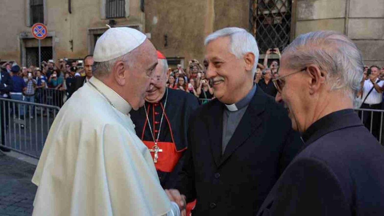 El papa Francisco y el 'papa negro', Arturo Sosa Abascal (centro), superior de la Congregación General de la Compañía de Jesús.