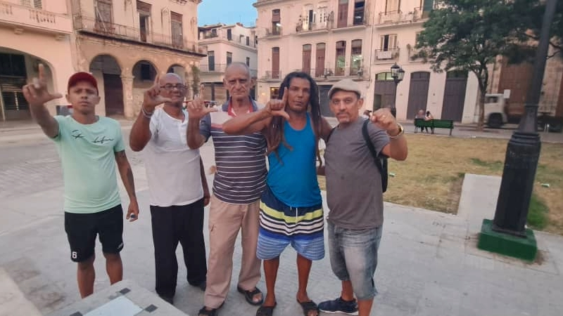 Periodistas independientes cubanos reunidos en el parque Cristo de La Habana.