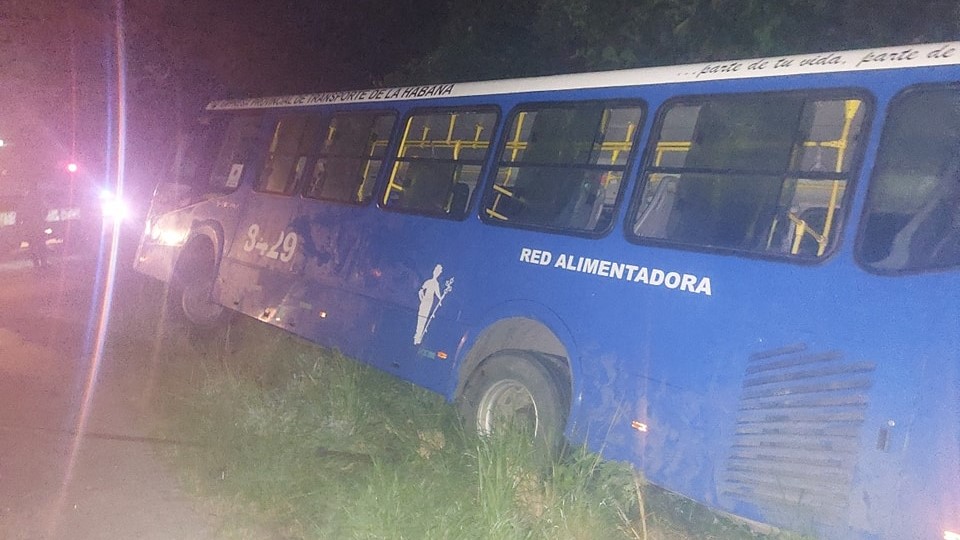 El ómnibus que se volcó en Guanabo.