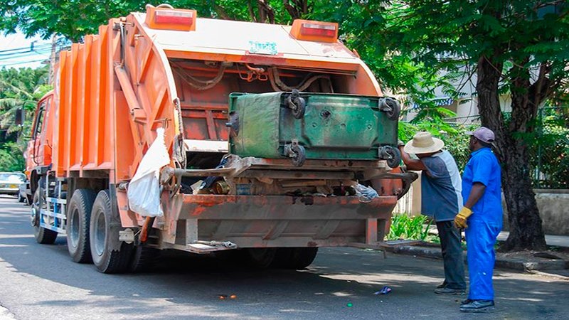Camión colector de basura en La Habana.
