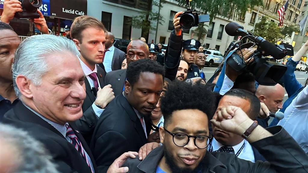 Miguel Díaz-Canel con manifestantes en contra del embargo, Nueva York.