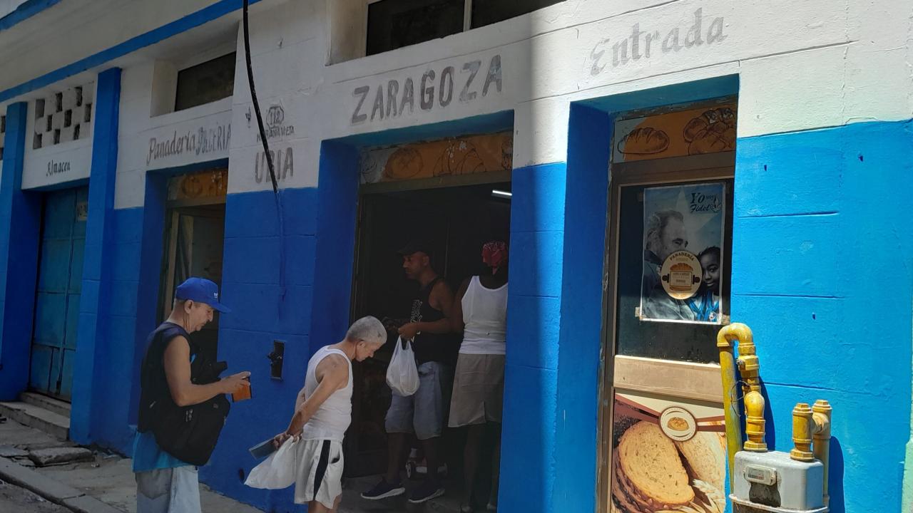 Personas en una panadería estatal en La Habana.