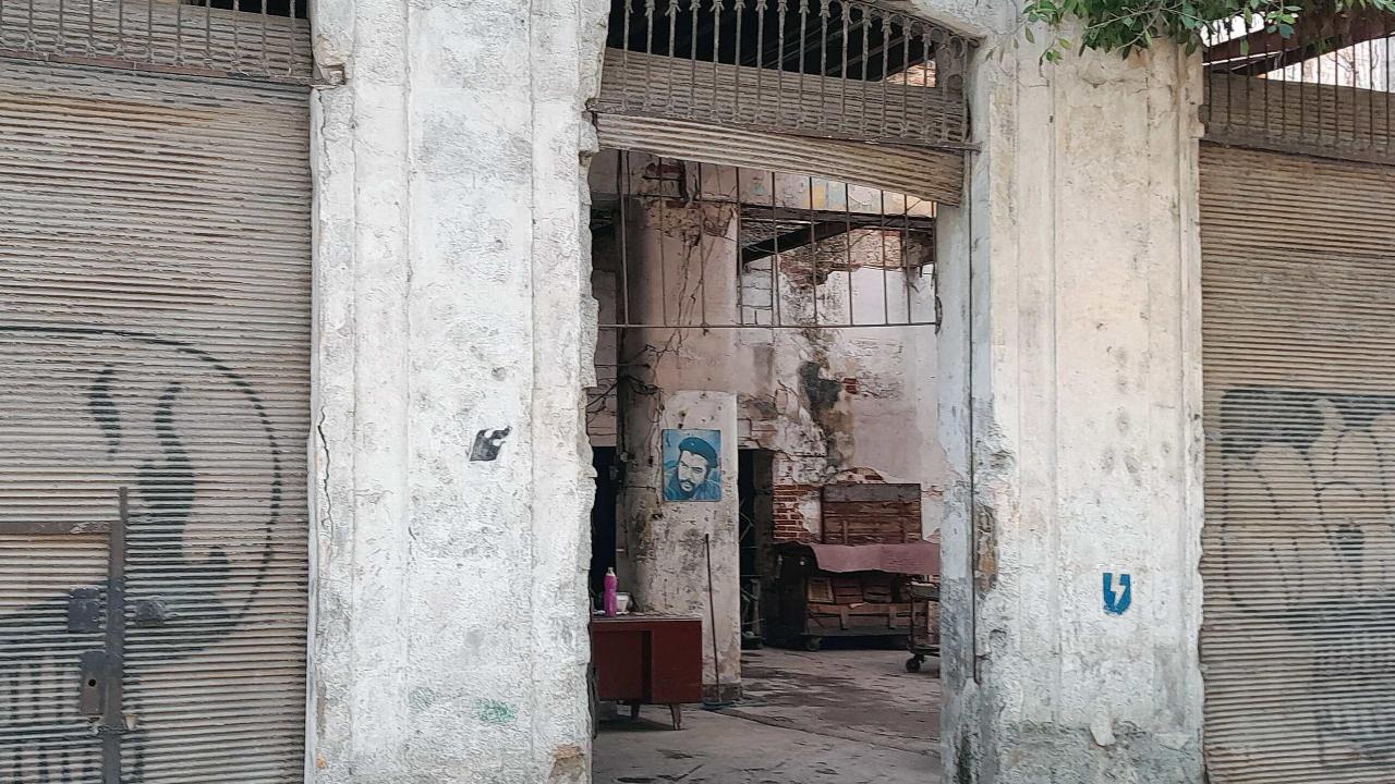 Una foto del Che en un edificio colapsado en La Habana.