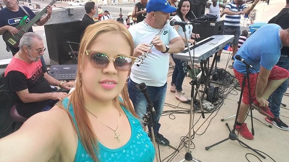 Katia Naranjo durante un concierto de La Original de Manzanillo.