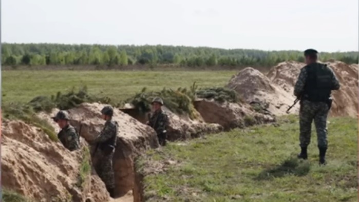Soldados en una trinchera rusa.
