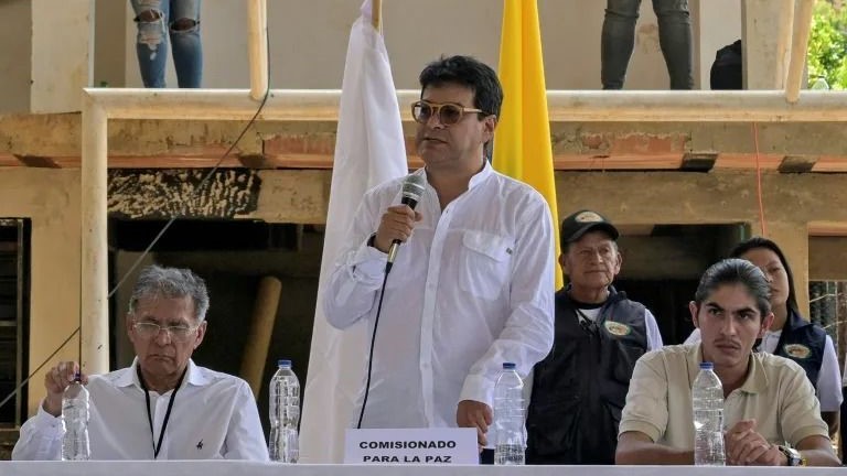 De izquierda a derecha, el jefe negociador del gobierno de Colombia ante el Estado Mayor Central, Camilo González, el consejero presidencial de paz, Danilo Rueda, y el cabecilla guerrillero "Andrey Avendaño" 