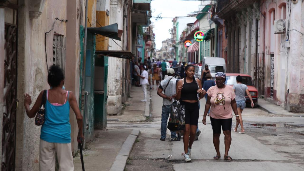 Cubanos en una calle en La Habana