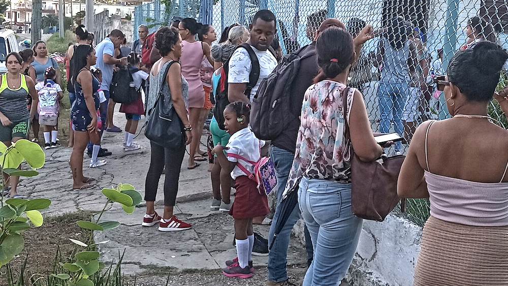 Padres y alumnos frente a una escuela en Cuba.