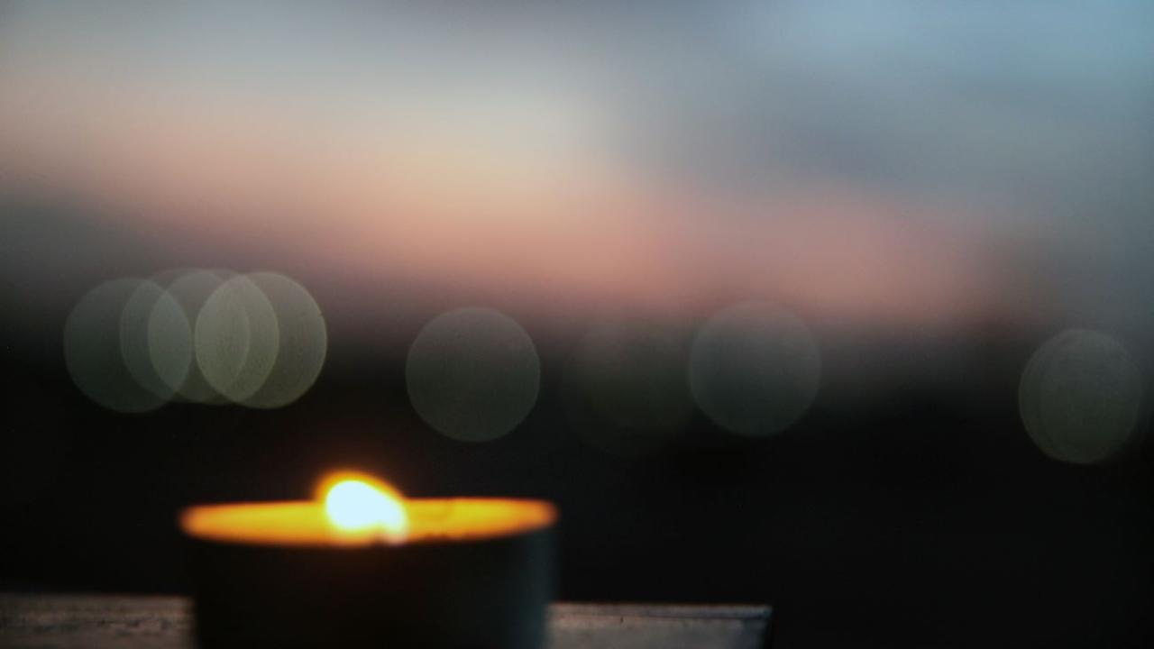 Una vela alumbra durante un apagón.