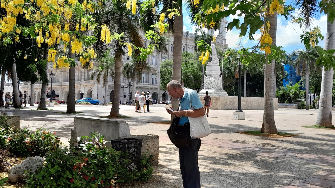 Un anciano en el Parque Central de La Habana.