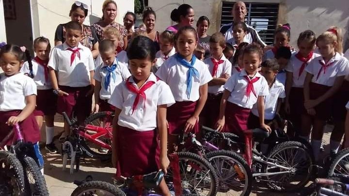 Estudiantes de una escuela matancera con las bicicletas donadas.