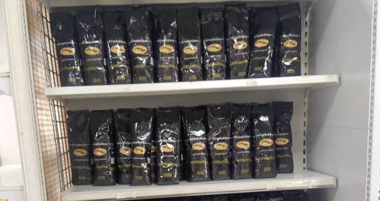 Paquetes de café en los estantes de una tienda en divisas en Cuba.